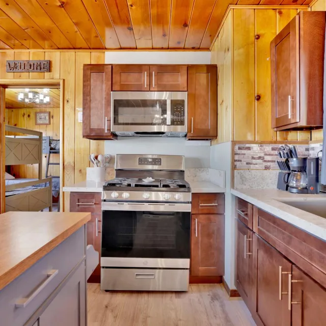 2 Bedrooms, House, King Bed، Sunrise Lakefront Family Cabin by Big Bear Vacations 6/6