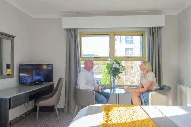 غرفة بسرير مزدوج وسرير فردي بشرفة، Newtown Park Hotel 4/4