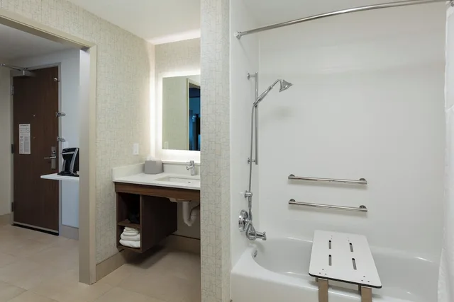 جناح بسرير كينج مع أريكة، HOLIDAY INN EXPRESS VISALIA 3/4