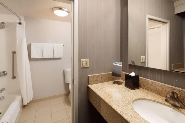 غرفة ديلوكس بسرير كينج بإطلالة على المسبح، Sonesta Select Laguna Hills Irvine Spectrum 2/2