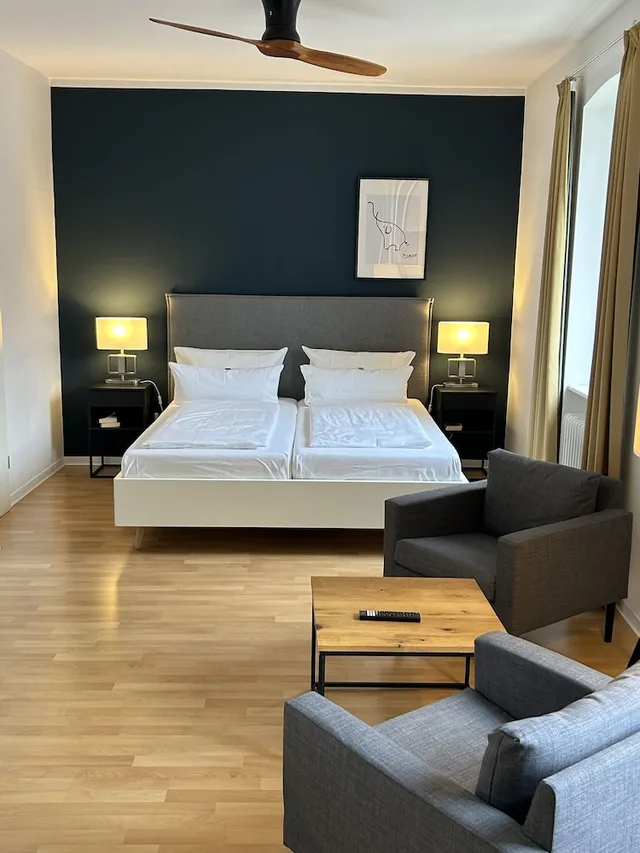 Atelier, 1 Queen and 1 Single Bed، Hotel Deutscher Kaiser 2/9
