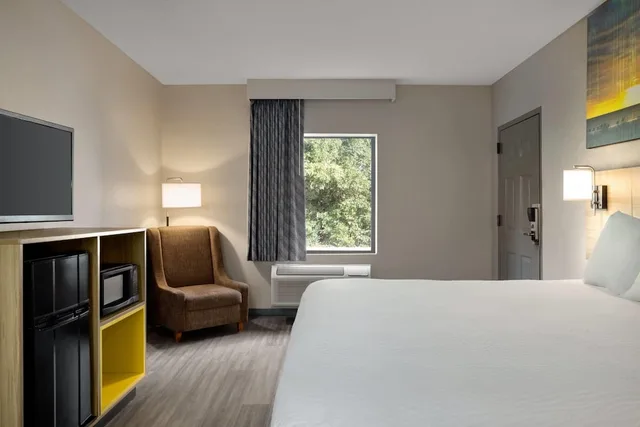 جناح استوديو بسرير كينج للمدخنين، Days Inn By Wyndham North Columbia Ft Jackson 2/10