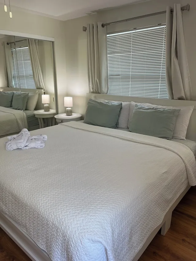 2 Bedrooms, Town House, King and Queen Bed, Bay View، Turtle Beach Resort and Inn 1/3