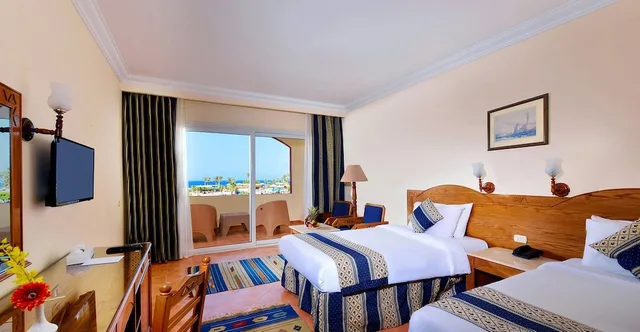 غرفة بسرير كينج بإطلالة على المسبح، Bliss Nada Beach Resort 2/4