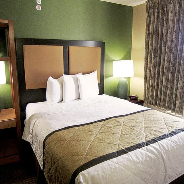 Studio, Queen Bed, Sonesta Simply Suites Stafford 2/10
