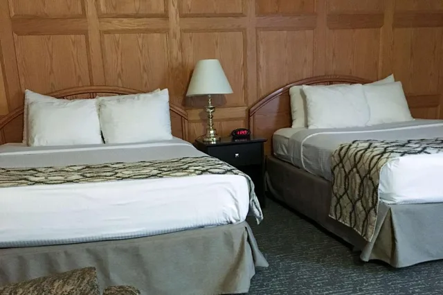 غرفة بسريرين كوين يُسمح فيها بالحيوانات الأليفة، Radisson Hotel & Conference Centre West Edmonton, AB 3/7