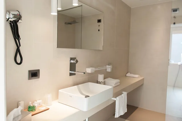 جناح جونيور، Le Funi Hotel 3/4