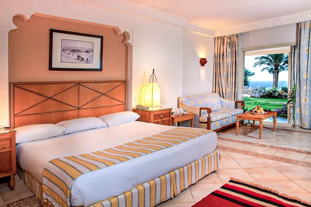 غرفة قياسية بسرير كينج بإطلالة على البحر بشرفة، Continental Plaza Beach Resort 2/4