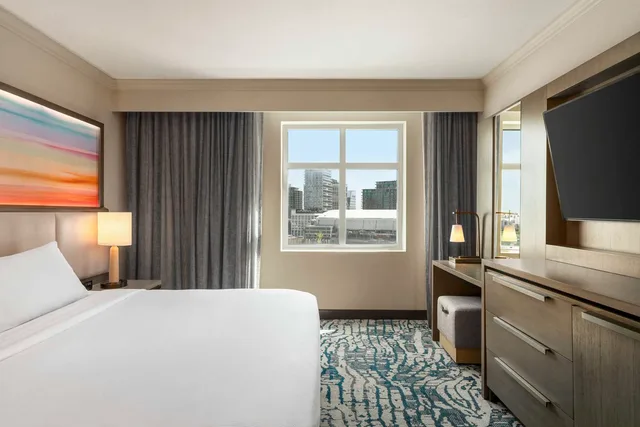 جناح ركني بسرير كينج بحوض استحمام لذوي الإعاقة، Embassy Suites by Hilton Tampa Downtown Convention Center 1/2