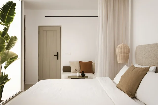 Junior Suite, Queen Bed, Lateral Side Sea View, Jetted Tub، Mykonos Flow - Super Paradise 2/10