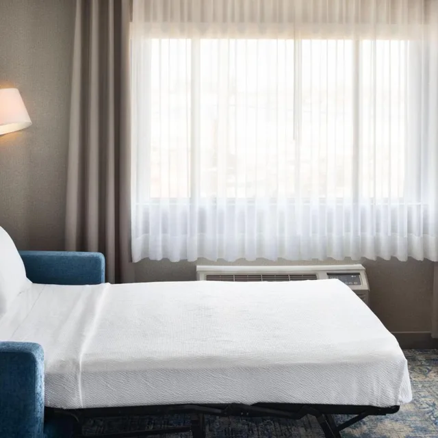 جناح ركني بسرير كينج بغرفة نوم واحدة مع أريكة، Four Points by Sheraton Edmonton South 3/5