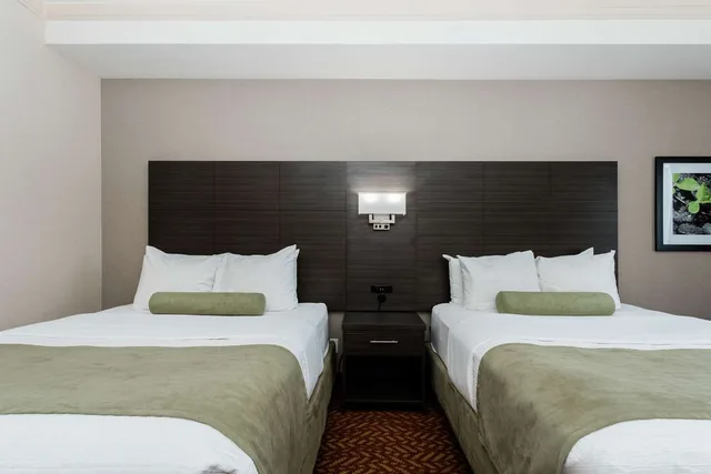 Tower, 2 Queen Beds, Large، Best Western Inn On The Bay 1/2