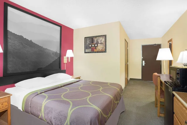 Room, Queen Bed, Super 8 by Wyndham Roanoke VA 4/6