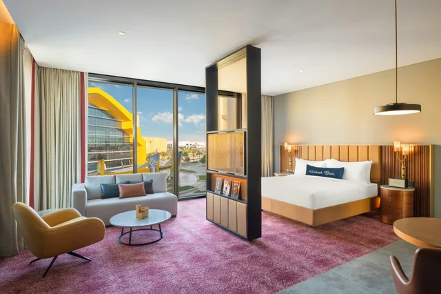 جناح بسرير كينج، The WB Abu Dhabi, Curio Collection by Hilton 3/6