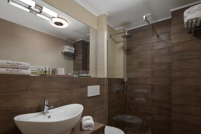 Deluxe Room, Honour And Grace Hotel 2/2