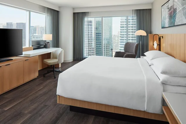 Guest Room, King Bed, Tower View، Delta Toronto 2/14