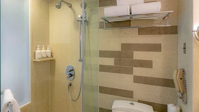 غرفة قياسية بسرير كينج بإطلالة على الحديقة بشرفة، HOLIDAY INN RESORT BARUNA BALI 7/10