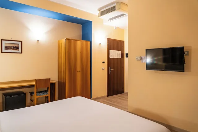 Standard, Single, Queen Bed, Villa Cagnola 6/10