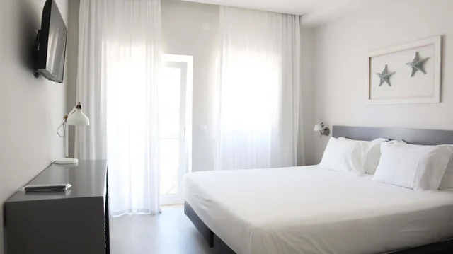 Room, Double Bed, Side Sea View, Balcony، Albergaria Mar Bravo 2/5