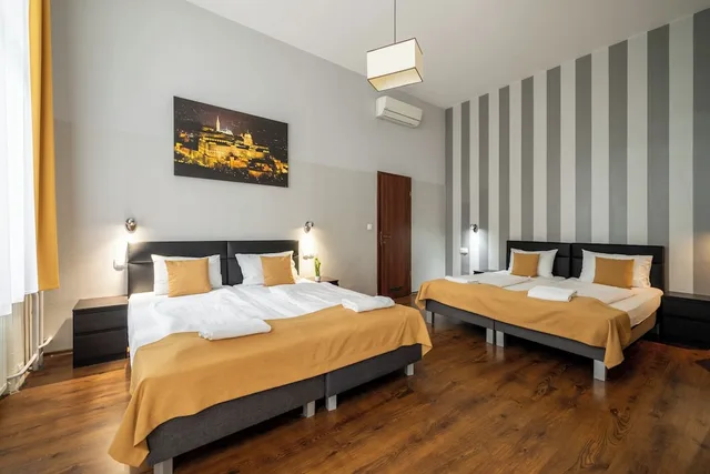 غرفة قياسية رباعية بأربعة أسرّة بغرفة نوم واحدة بحمام خاص، Full Moon Budapest 2/10