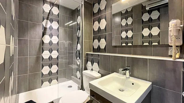Studio, Twin Beds, No Elevator، Le Florian Hotel 2/3