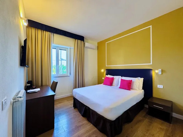 غرفة قياسية بسرير كوين، Hotel La Pergola Sorrento 2/4