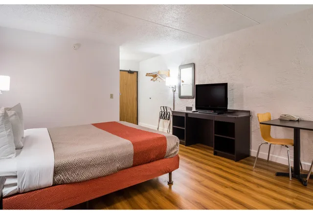 غرفة بسرير كوين بجاكوزي، Motel6 Prospect Heights, IL 5/7