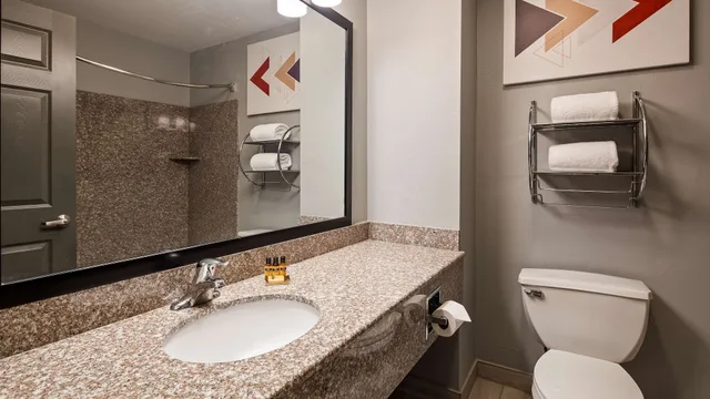 جناح بسرير كينج، Best Western Plus New Cumberland Inn & Suites 2/4