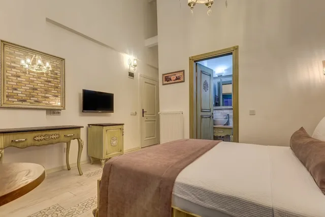 غرفة ديلوكس بسرير كوين وسرير فردي بإطلالة على المدينة، Bel Canto Alacati Hotel - Adults Only 2/5