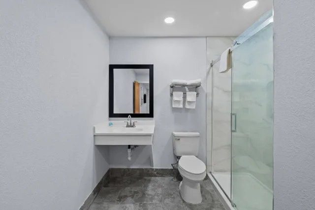 Efficiency, Suite, 1 King and 2 Queen Beds، Suburban Studios Newport News - Hampton 6/6