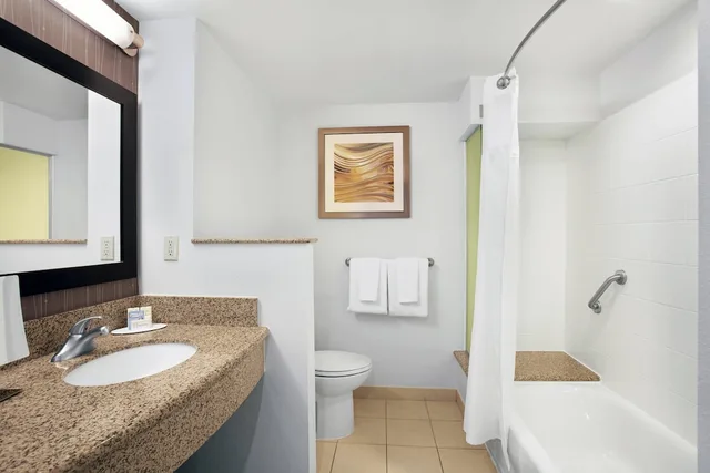 غرفة بسرير كينج مع أريكة، Courtyard St. Augustine I-95 2/3
