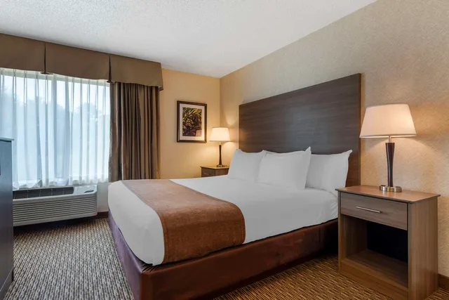 غرفة بسرير كينج بحوض جاكوزي، Best Western Spooner Riverplace 1/4