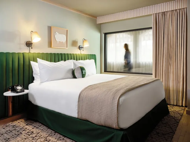 Basic, King Bed, No Window، Palihotel Hollywood 1/1