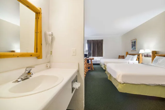Room, 2 Queen Beds, Smoking, Knights Inn New Florence 2/2