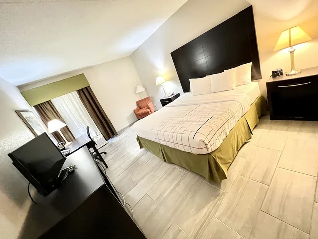 جناح بسرير كينج، La Quinta Inn Suites Salina 3/4