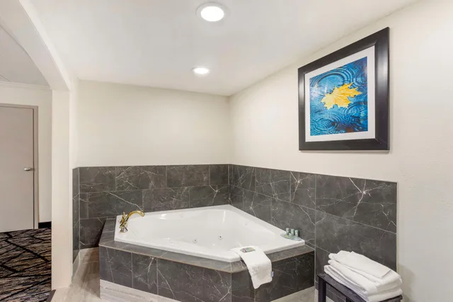 جناح بسرير كينج مع أريكة بجاكوزي، Best Western Westgate Inn 3/3
