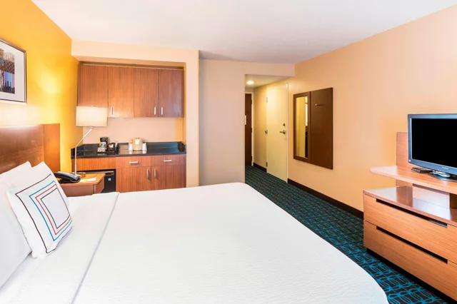 غرفة بسرير كينج، Fairfield Inn Suites Atlanta Perimeter Center 1/2
