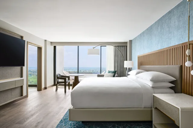 جناح بسرير كينج بإطلالة على البحر بغرفة نوم واحدة مع أريكة، VEA Newport Beach, A Marriott Resort & Spa 2/7