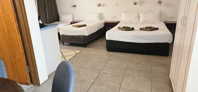 Family, Quadruple, Queen and Twin Beds, Accessible, Port O Call Motel 2/5
