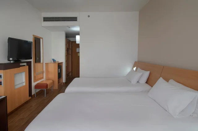 Standard, Double Bed, Street View، Novotel Porto Alegre Tres Figueiras 1/4