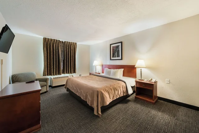 غرفة مفردة بسرير كينج لذوي الإعاقة، Quality Inn Bradley- Bourbonnais 2/3