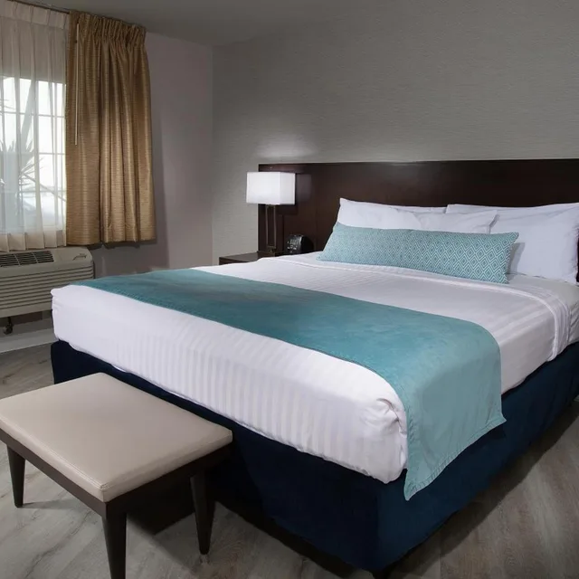 غرفة ديلوكس بسرير كينج، Safari Inn, a Coast Hotel 6/9