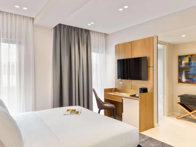 غرفة بسرير كينج بشرفة، Mercure Tirana 3/5