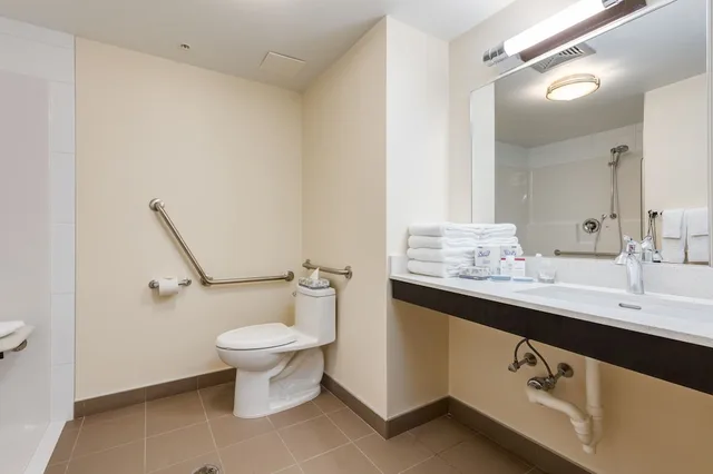 جناح استوديو بسرير كوين لذوي الإعاقة، Park Inn by Radisson, Calgary Airport North, AB 2/4