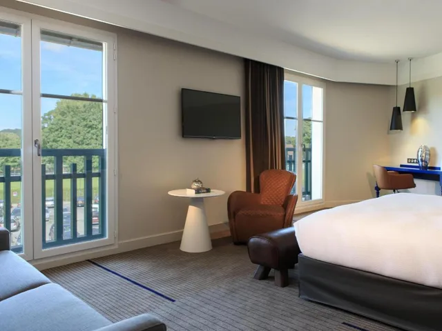 1 Bedroom, Suite, King Bed, Eiffel View, Terrace، Renaissance Paris Hippodrome de St. Cloud Hotel 2/7