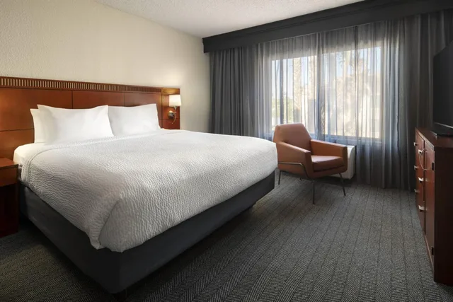 جناح بسرير كينج بغرفة نوم واحدة مع أريكة، Courtyard by Marriott Palm Springs 1/3