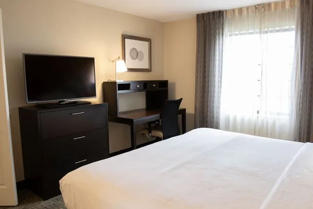 جناح بسرير كوين بغرفة نوم واحدة بمطبخ لذوي الإعاقة، STAYBRIDGE SUITES ROCHESTER COMMERCE DR NW 2/3