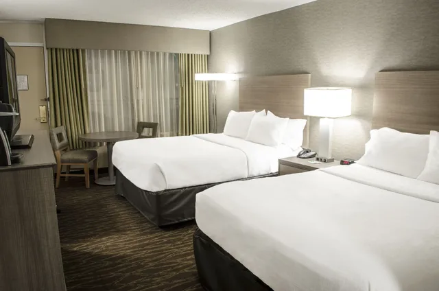 غرفة قياسية بسريرين كوين بإطلالة على المسبح، Holiday Inn Fargo 5/10