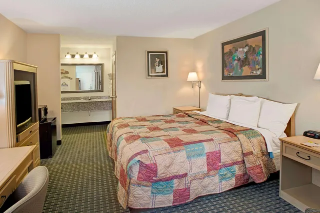 غرفة بسرير كينج، Days Inn by Wyndham Mooresville Lake Norman 1/3