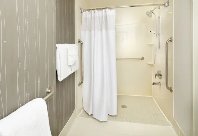 غرفة بسريرين كوين لذوي الإعاقة، Courtyard Lansing 4/5